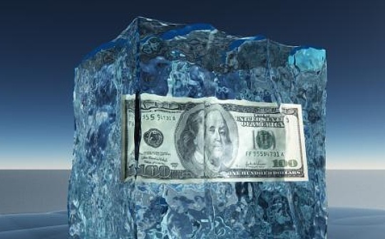 美国消费者信心大幅下跌，比特币暴跌至8.6万美元的原因分析